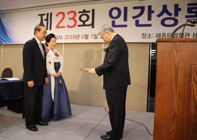 유닉스전자 이충구 회장이 (사)한국상록회로부터 감사패를 받고 있다.(사진=유닉스전자)