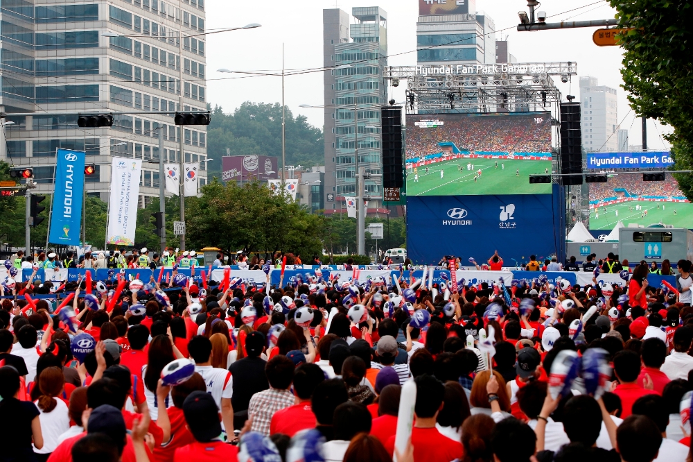 지난 ‘2014 브라질 월드컵’ 당시 영동대로에서 열린 월드컵 거리응원전의 모습.(사진=현대자동차)