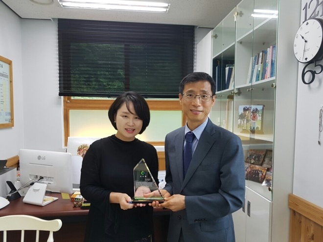 어린이집 보육환경 개선 공로로 감사패를 받고 있다.(사진제공=울산준법지원센터)