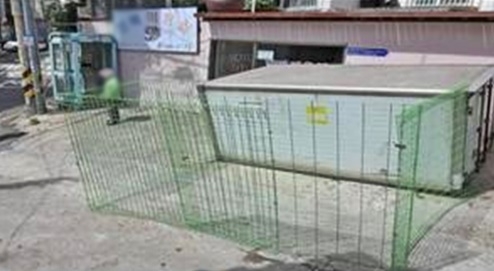 자기골목길에 무단주차한다며 장애물 설치. (사진제공=부산지방경찰청)