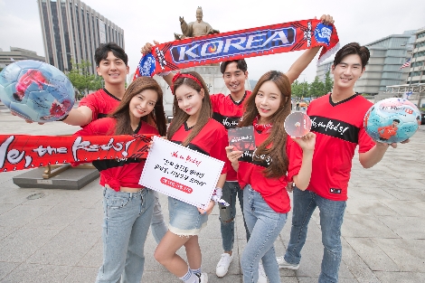 모델들이 KT의 월드컵 거리응원을 홍보하고 있다. (사진=KT)