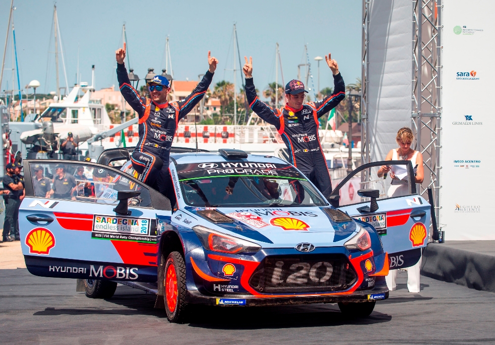 ‘2018 WRC 이탈리아 랠리’에서 우승을 차지한 티에리 누빌 (Thierry Neuville, 사진 우측)과 니콜라스 질술(Nicolas Gilsoul, 티에리 누빌의 Co-Driver/사진 좌측)이 우승을 차지하고 환호하는 모습.(사진=현대자동차)