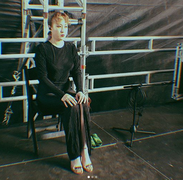 선우정아, 부러질듯 여리여리...블랙의상 속 고속도로 라인