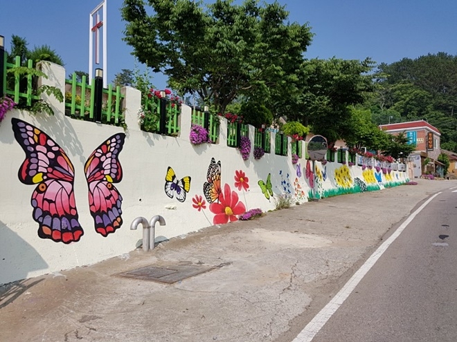 기장구 철마면 신리마을 벽화.(사진제공=부산동부준법지원센터)