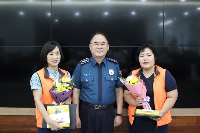 정록석 생활안전과장(경정)이 감사장을 전달하고 기념촬영을 하고 있다.(사진제공=대구달성경찰서)