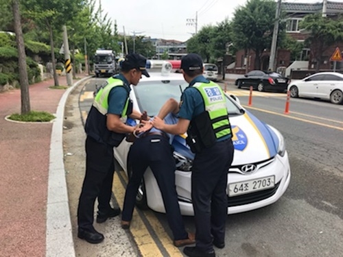 성범죄 대응 모의훈련을 하고 있다.(사진제공=창원서부경찰서)
