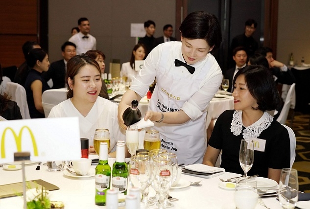 맥도날드 조주연 사장이 고객 감동 실천한 매장 직원들을 여의도 콘래드 호텔에 초청해 직접 저녁식사와 와인을 서빙하고 있다. (사진=맥도날드)