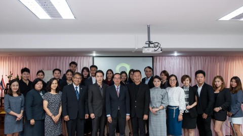 뉴질랜드 QUiNT Realm B.V와 태국 Muban Chombueng Rajabhat University 부동산 개발 임직원들이 기념촬영을 하고 있다