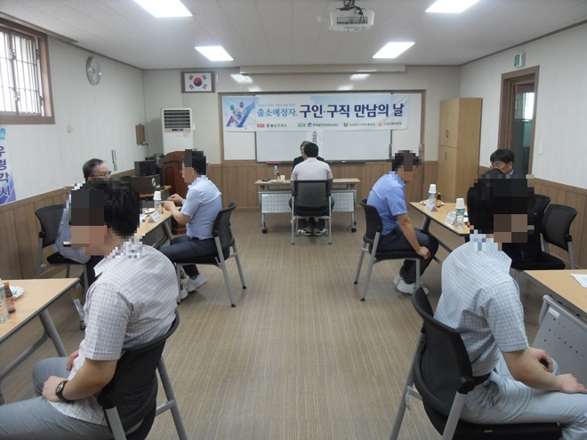 사복을 착용한 상태로 자유로운 분위기속에 구인·구직 만남의 날 행사를 진행하고 있다.(사진제공=울산구치소)