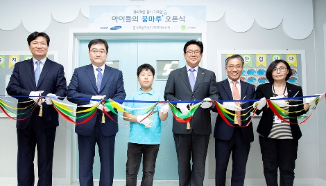 삼성증권 관계자들이 18일 '아이들의 꿈마루' 개소식에서 기념 촬영을 하고 있다. (사진=삼성증권)