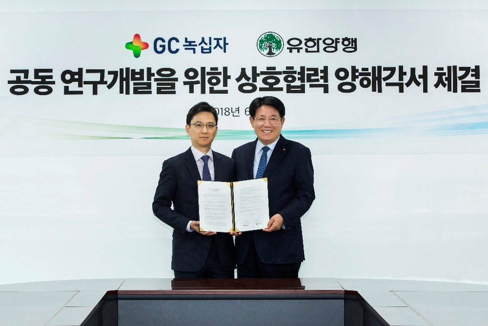 허은철 GC녹십자 사장(왼쪽)과 이정희 유한양행 사장이 18일 경기도 용인의 유한양행 중앙연구소에서 희귀의약품 연구개발 협력 내용의 MOU를 맺고 포즈를 취하고 있다.