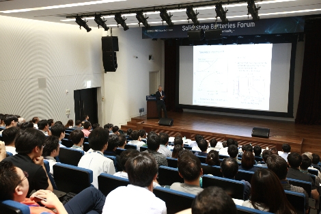 22일 열린 차세대 배터리 기술 '전고체전지 포럼'에서 이세희 콜로라도대 교수가 발표하고 있다. (사진=삼성전자)