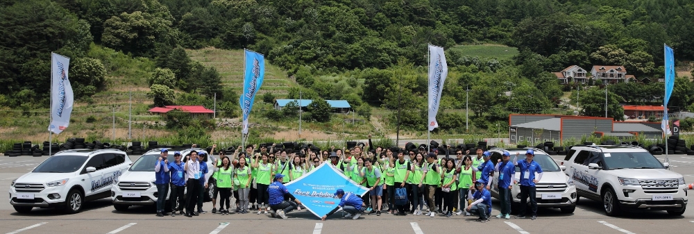 2018드라이빙 스킬 포 라이프 단체사진.(사진=포드코리아)