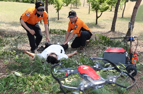 구조대가 ‘스카이십 플랫폼’을 활용해 조난자 구조활동을 벌이는 모습. (사진=KT)