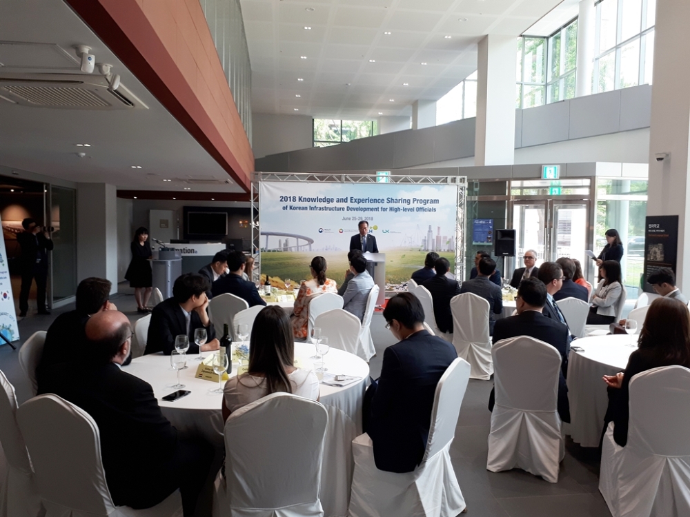 조만승 LX사장직무대행이 서울중구소재 국토발전전시관에서 축사를 하고 있다. (사진=한국국토정보공사)