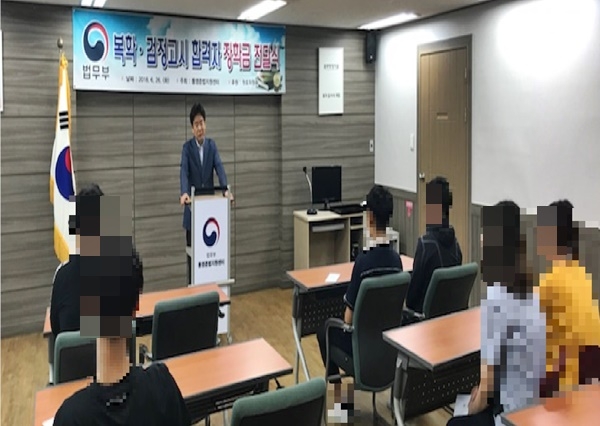 장학금 전달식을 갖고 있다.(사진제공=통영준법지원센터)