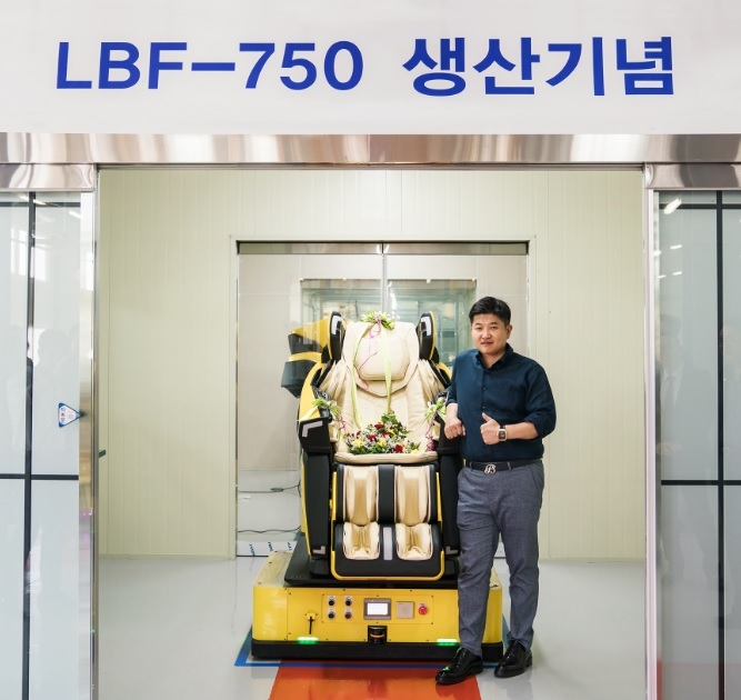 박상현 바디프랜드 대표이사가 공주공장에서 생산된 국내 1호 ‘람보르기니 안마의자’ 옆에서 기념촬영을 하고 있다.