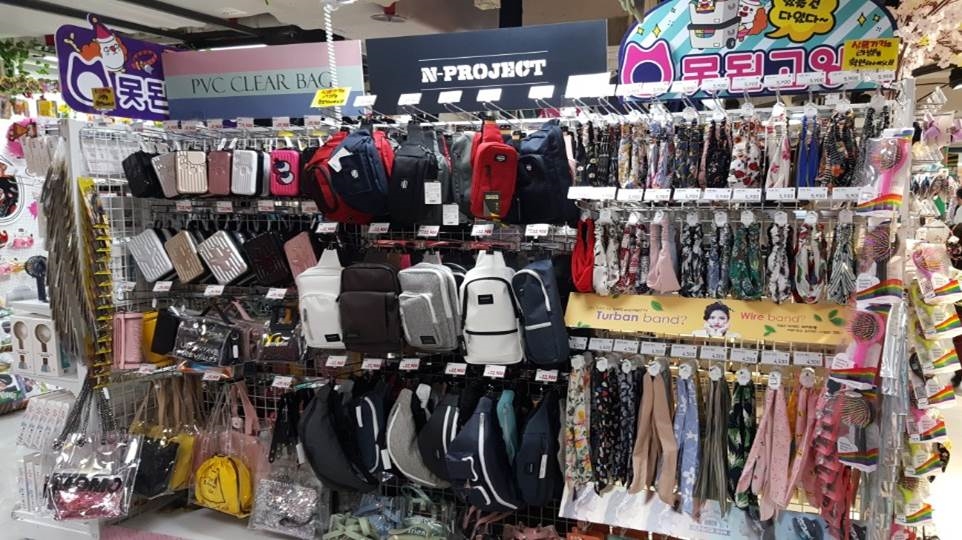 못된고양이 삐에로쇼핑 샵인샵 매장.(사진=못된고양이)