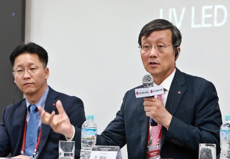 박종석 LG이노텍 사장이 27일 일본 도쿄에서 개최한 ‘UV LED 포럼’에서 참석자들의 질문에 답변하고 있다. (사진=LG이노텍)