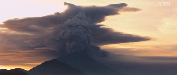 발리 화산 분화, 55년전 악몽 되풀이 될라....심상치 않은 조짐 '노심초사'