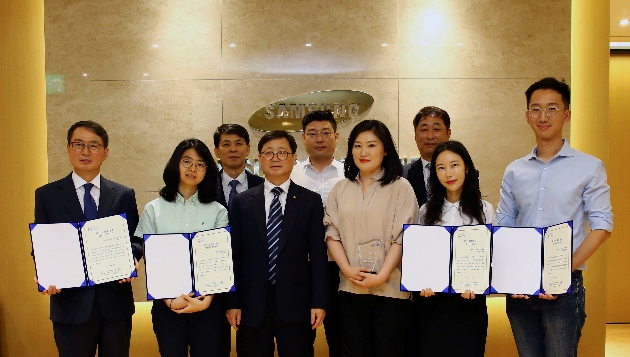 지난 27일 서울 서초구 삼성증권 본사에서 유영효 GC녹십자웰빙 대표(앞줄 왼쪽에서 세 번째)와 프로그램에 선정된 기업 관계자들이 기념사진을 찍고 있다. (사진=GC녹십자웰빙)
