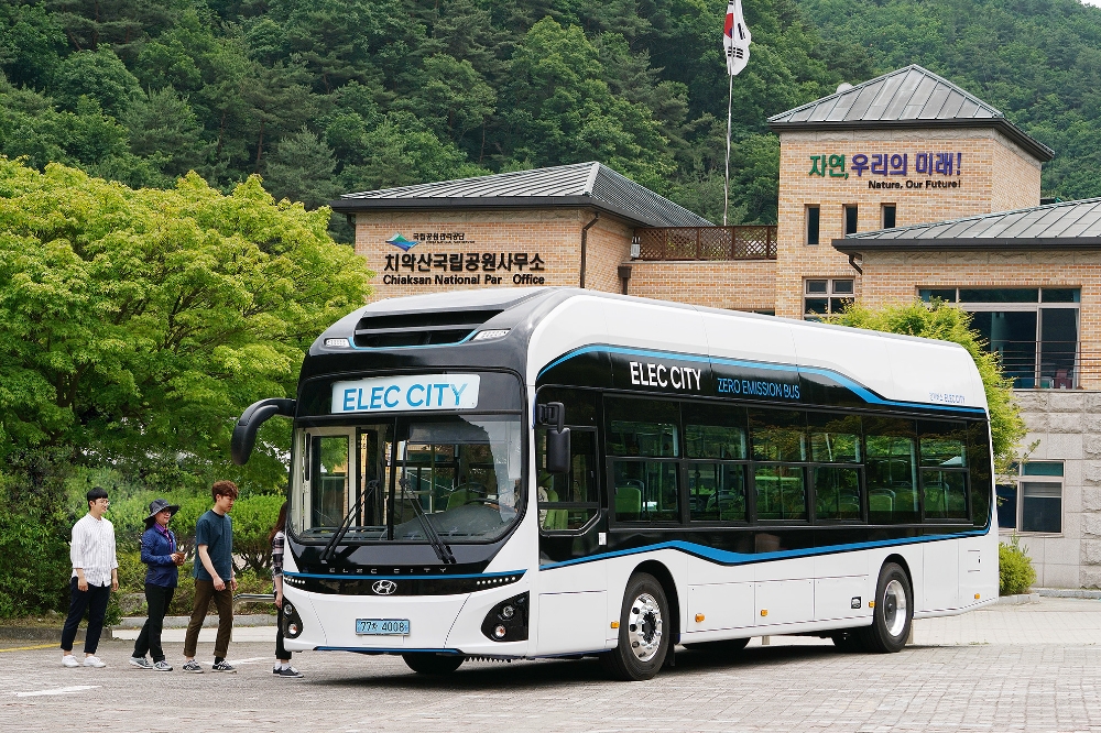 전국 4개 국립공원에서 1달간씩 순차적으로 관광객 셔틀버스로 시범 운영되는 현대자동차 친환경 전기버스 ‘일렉시티’의 모습.(사진=현대자동차)
