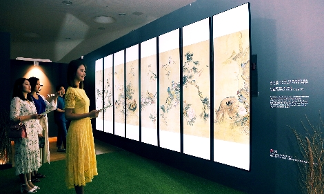 서울 중구 동대문 디자인 플라자(DDP)에서 '조선 최후의 거장, 장승업 X 취화선展'을 찾은 관람객들이 LG 전자 울트라 스트레치 사이니지 8장으로 조성한 디지털병풍에서 장승업의 화조도를 감상하고 있다. (사진=LG전자)