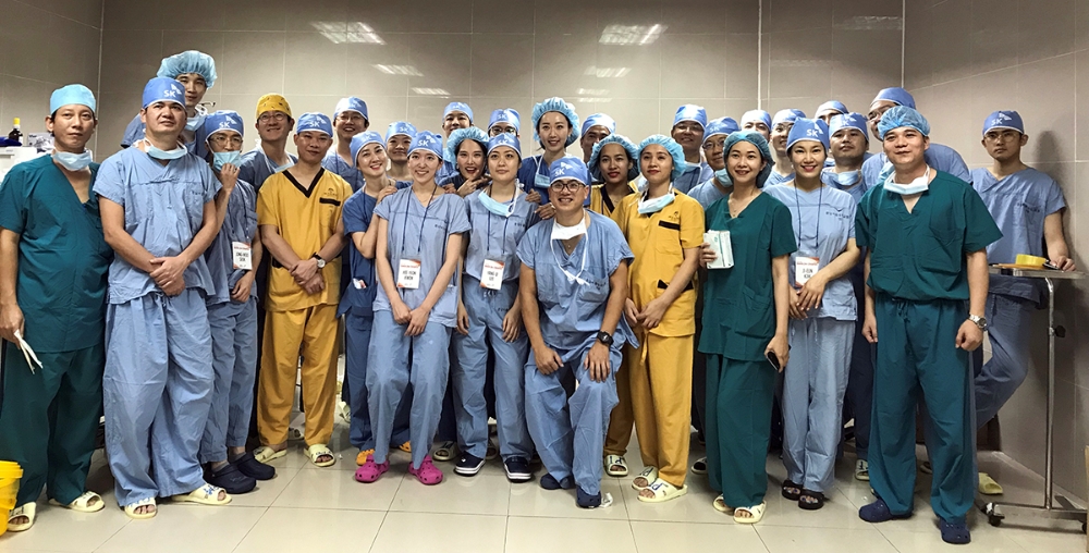 의료봉사활동 종료 직후 한-베트남 의료진의 단체사진 (사진=분당서울대병원)