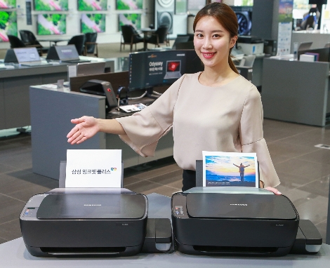 삼성전자 모델이 3일 출시된 정품 무한 잉크젯 복합기, ‘삼성 잉크젯 플러스’를 소개하고 있다. (사진=삼성전자)