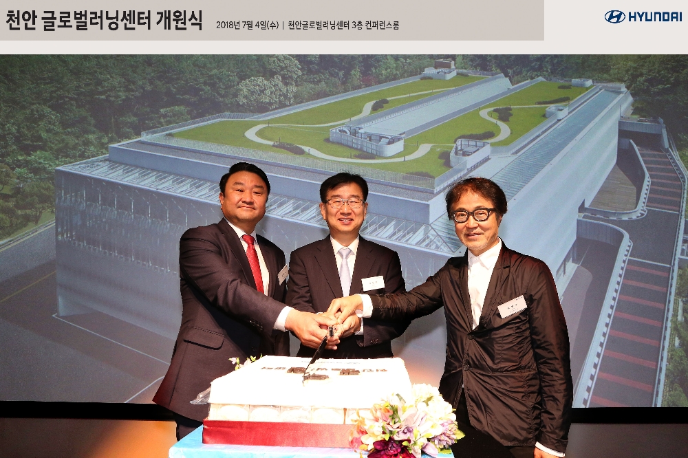 현대자동차 천안 글로벌 러닝센터 개원식에서 현대자동차 이원희 사장(가운데), 조병수 건축연구소 조병수 대표(우측), 현대자동차와 산학협동교육을 진행하는 동의과학대학교 김영도 총장(좌측)의 모습.(사진=현대자동차)