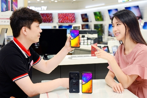 LG전자 모델이 V35 ThinQ를 소개하고 있다. (사진=LG전자)