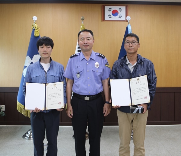 이면준 서장이 감사장을 수여하고 기념촬영을 하고 있다.(사진제공=부산해양경찰서)