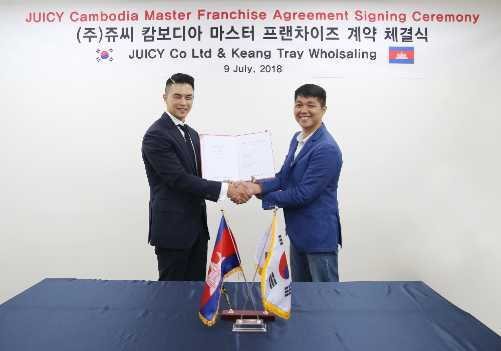 쥬씨(주) 캄보디아 마스터프랜차이즈(MF) 계약 체결식. (좌) 쥬씨 윤석제 대표이사, (우) 나인닷츠社 뜨라이 뿌틴 이사 (사진=쥬씨)