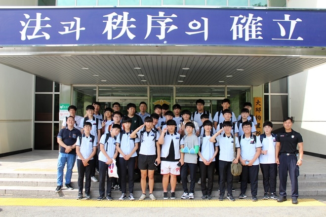 대구 영진고 학생들이 교정시설을 참관하고 기념촬영을 하고 있다.(사진제공=대구구치소)