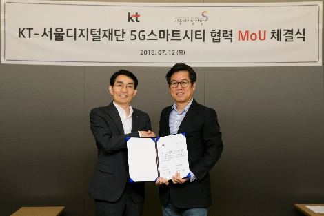KT가 서울디지털재단과 12일 서울 종로구 KT광화문빌딩 이스트에서 ‘5G 기반 스마트시티 솔루션 발굴 및 공공서비스 혁신을 위한 업무협약(MOU)’을 체결했다. KT 5G사업본부 이용규 상무(왼쪽)와 서울디지털재단 이치형 이사장(오른쪽)이 기념사진 촬영을 하고 있다. (사진=KT)