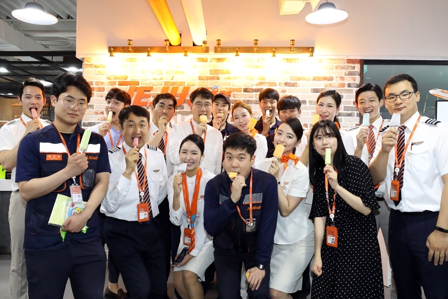 제주항공은 올 여름 직원들의 시원한 여름나기를 위해 직원들이 근무하는 정비본부, 객실라운지, 공항현장 등 곳곳에 대형냉장고를 설치하고 오는 8월말까지 다양한 종류의 아이스크림을 마음껏 즐길 수 있도록 했다. (사진=제주항공)