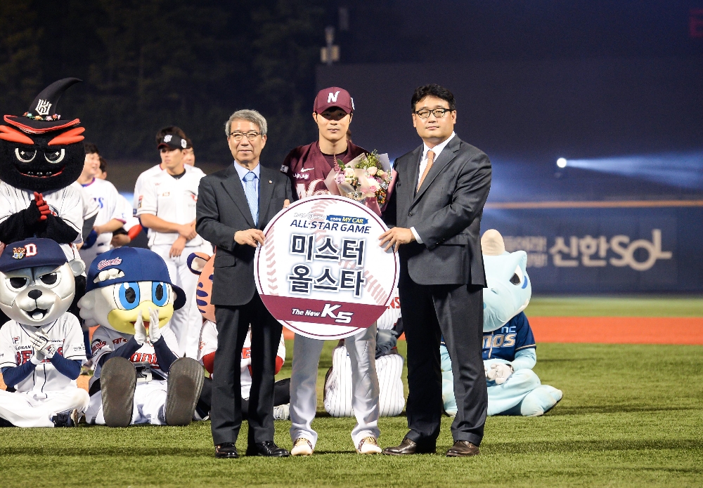 KBO 정운찬 총재(왼쪽) 및 기아차 국내프로모션팀 김중대 부장(오른쪽)과 함께 기념사진을 촬영 중인 김하성 선수의 모습.(사진=기아자동차)