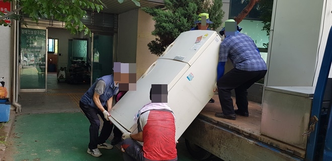 사회봉사대상자들이 이삿짐을 옮기고 있다.(사진제공=대구서부준법지원센터)