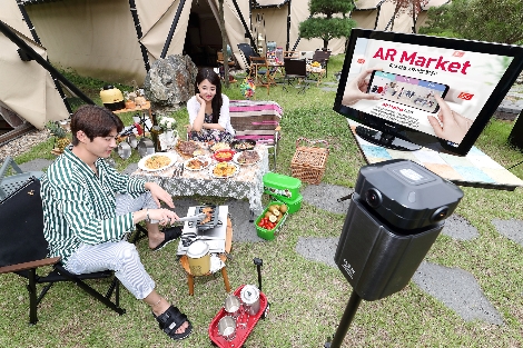 NS 홈쇼핑의 글램핑 기획전 360도 영상 촬영 현장에서 쇼핑모델들이 KT의 AR Market을 소개하고 있다. (사진=KT)
