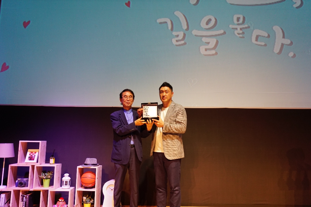 지난 15일 경기도어린이박물관 공연장에서 열린 '부모, 길을 묻다' 강연에서 (왼쪽)양원모 경기도어린이박물관장이 (오른쪽)한샘 원홍석 대외협력팀장에게 감사패를 전달하고 있다.(사진=한샘)