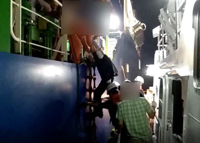 환자를 이송하고 있다.(사진제공=부산해양경찰서)