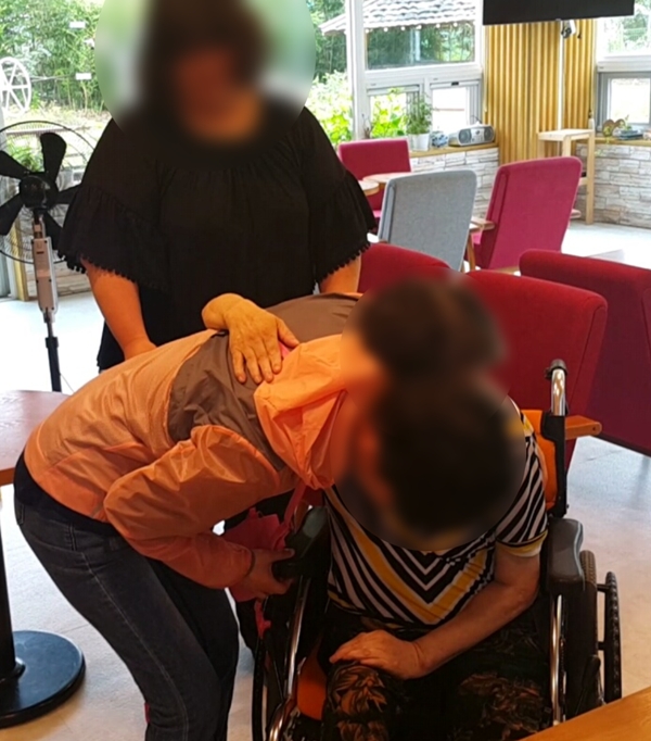 30여년만에 극적 상봉하고 있다. (사진제공=경남지방경찰청)
