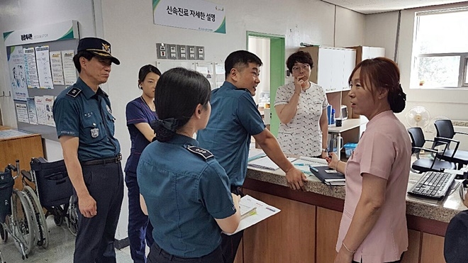 응급의료현장 범죄예방시설 점검을 하고 있다. (사진제공=창원중부서)