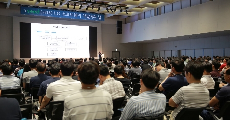 19일 서울 마곡동에 위치한 LG사이언스파크에서 LG전자 SW공학연구소장 엄위상 연구위원이 발표하고 있다. (사진=LG전자)