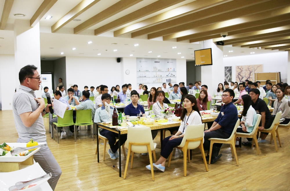 비어파티에서 직원들과 소통 중인 대웅제약 윤재승 회장 (사진=대웅제약)