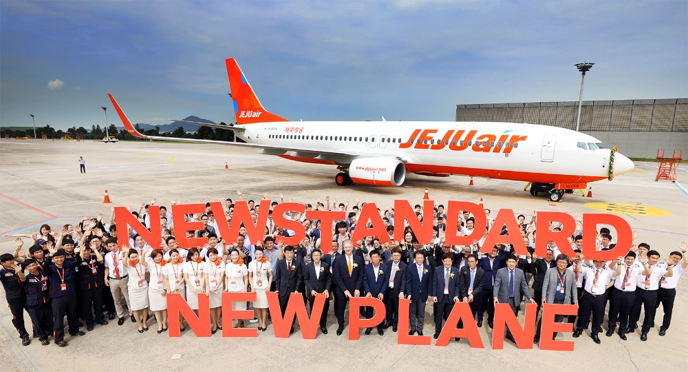 23일 김포국제공항에서 진행된 제주항공 구매항공기(35호기) 도입행사에서 제주항공 임직원들과 내외빈들이 기념촬영을 하고 있다. (사진=제주항공