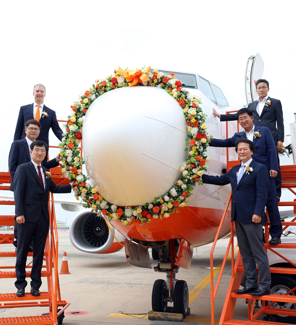 23일 김포국제공항에서 진행된 제주항공 구매항공기(35호기)도입행사에서 내외빈들이 기념촬영을 하고 있다. 사진 왼쪽 위부터 보잉코리아 에릭 존(Eric John) 한국지사장, 한국수출입은행 윤희성 신성장금융본부장, 제주항공 이석주 대표이사, 오른쪽 위부터 주주대표인 AK홀딩스 안재석 대표이사, 한국공항공사 조수행 서울지역본부장, 제주특별자치도 강영돈 공항확충지원단장 (사진=제주항공)