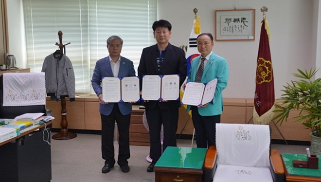 업무협약서를 내보이며 기념촬영을 하고 있다.(사진제공=울산준법지원센터)