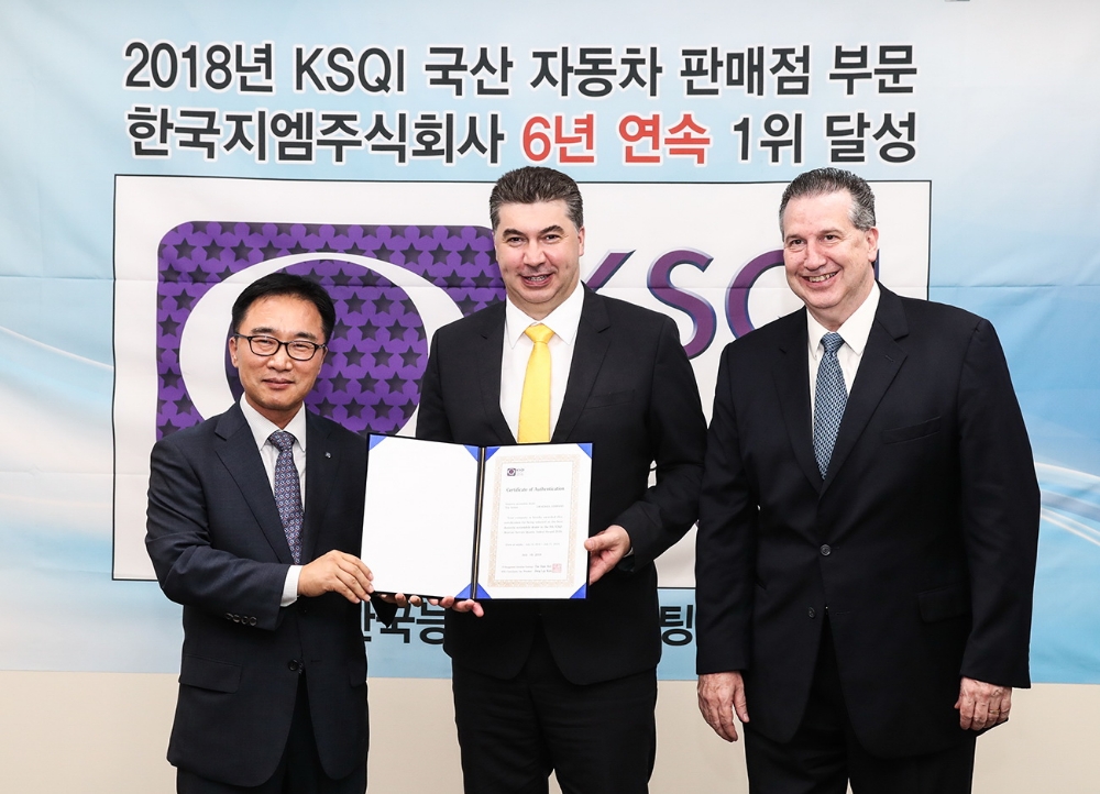 카허 카젬(가운데) 한국지엠 사장이 기념 촬영을 하고 있는 모습.(사진=한국지엠)