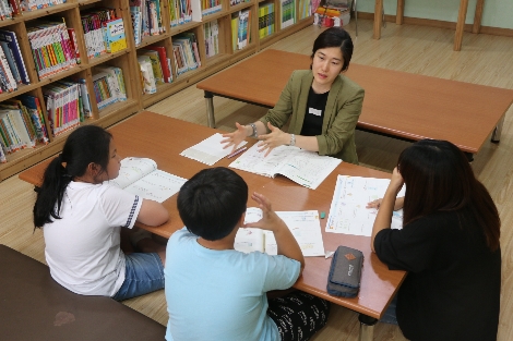 노무라금융투자의 박재은실장이 생명강지역아동센터에서 아이들을 가르치는 모습. (사진=금융투자협회)